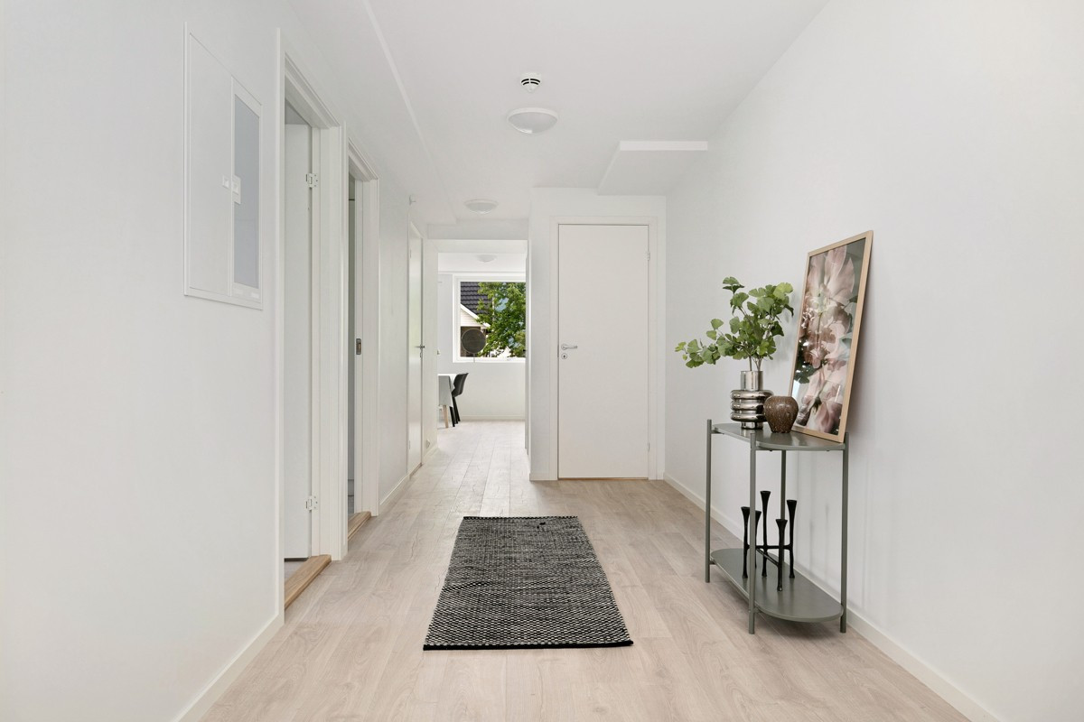 Stor gang med rom for møbel eller oppbevaring for yttertøy