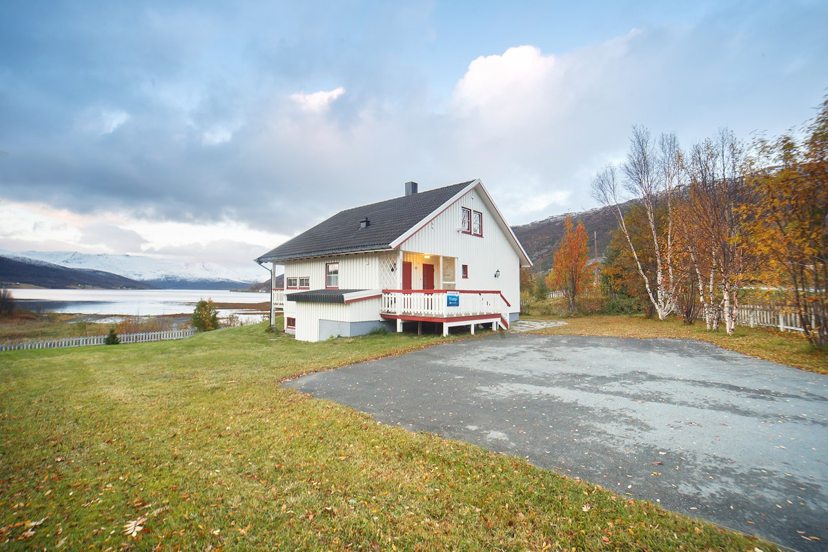 Boligens fremside er asfaltert med god plass til oppstilling av flere biler