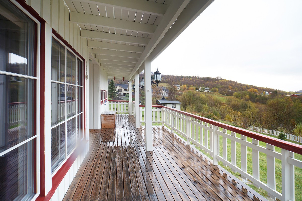 Terrasse i 1 etasje med flott utsikt og god solforhold - utgang fra stue