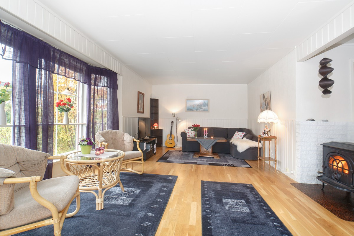Stuen har store vindusflater og utgang til terrasse mot nord