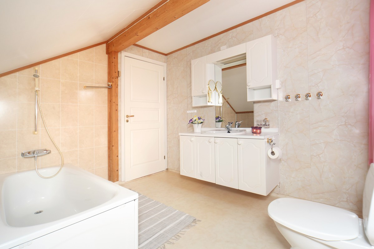 Installert badekar på bad i loftsetasje