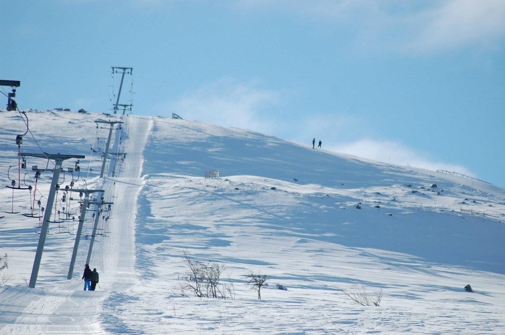 Fra toppen av fjellheisen og nedover i dalføret finner du tilsammen 25 nedfarter: alt fra brattheng til en splitter ny terrengpark, til lange, slake løyper. Galleribilde