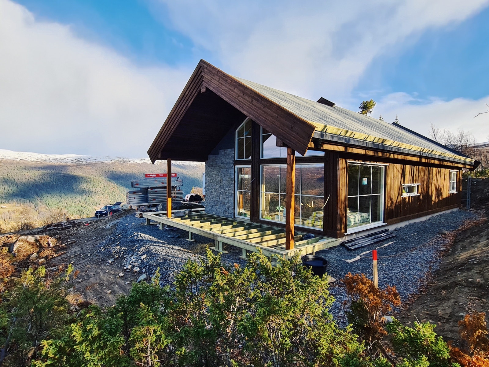 Velkommen til vår "Falketind XL" hytte, i toppen av Uvdal skisenter. Hytta er under oppføring, og vil stå klar i slutten av november. Galleribilde