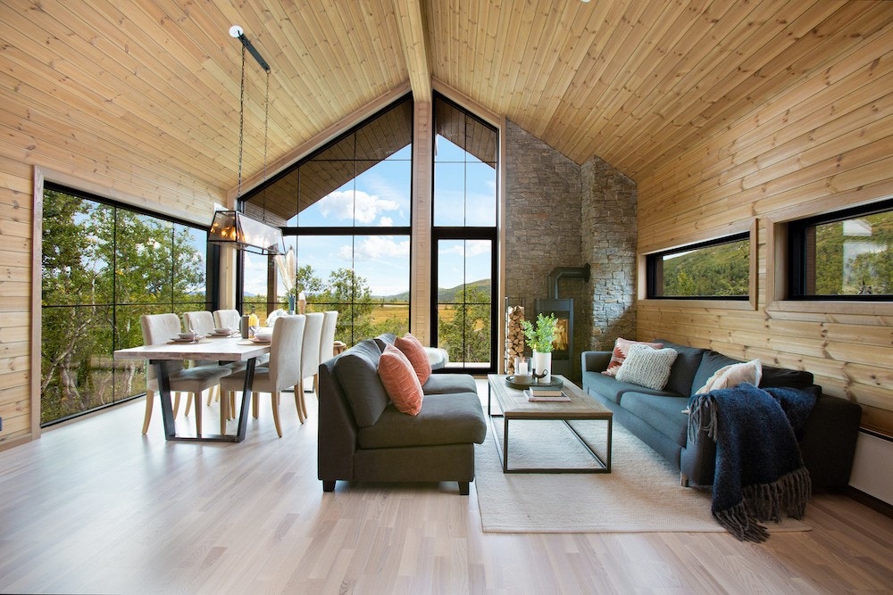 Illustrasjonsbilde (stuen i denne hytta er 60 cm bredere). Farge på panel er den samme som i denne hytta. Vinduene er hvite. Gulvet er oppgradert. Galleribilde