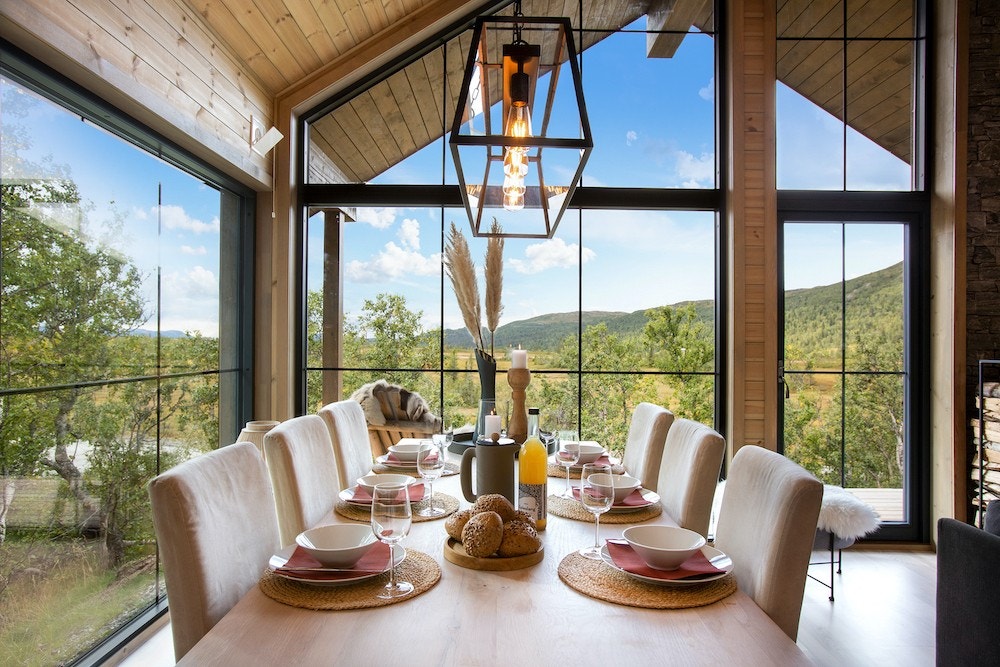 Hytta er under oppføring, alle innebilder er fra en tidligere oppført hytte, lik denne. Merk at vinduer/dører i denne hytta er hvite. Samme beiset panel som på disse bildene. Galleribilde