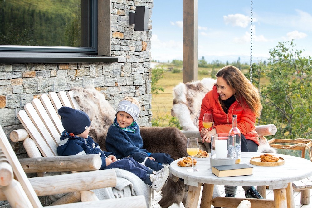 Utekos i hytteveggen. Galleribilde