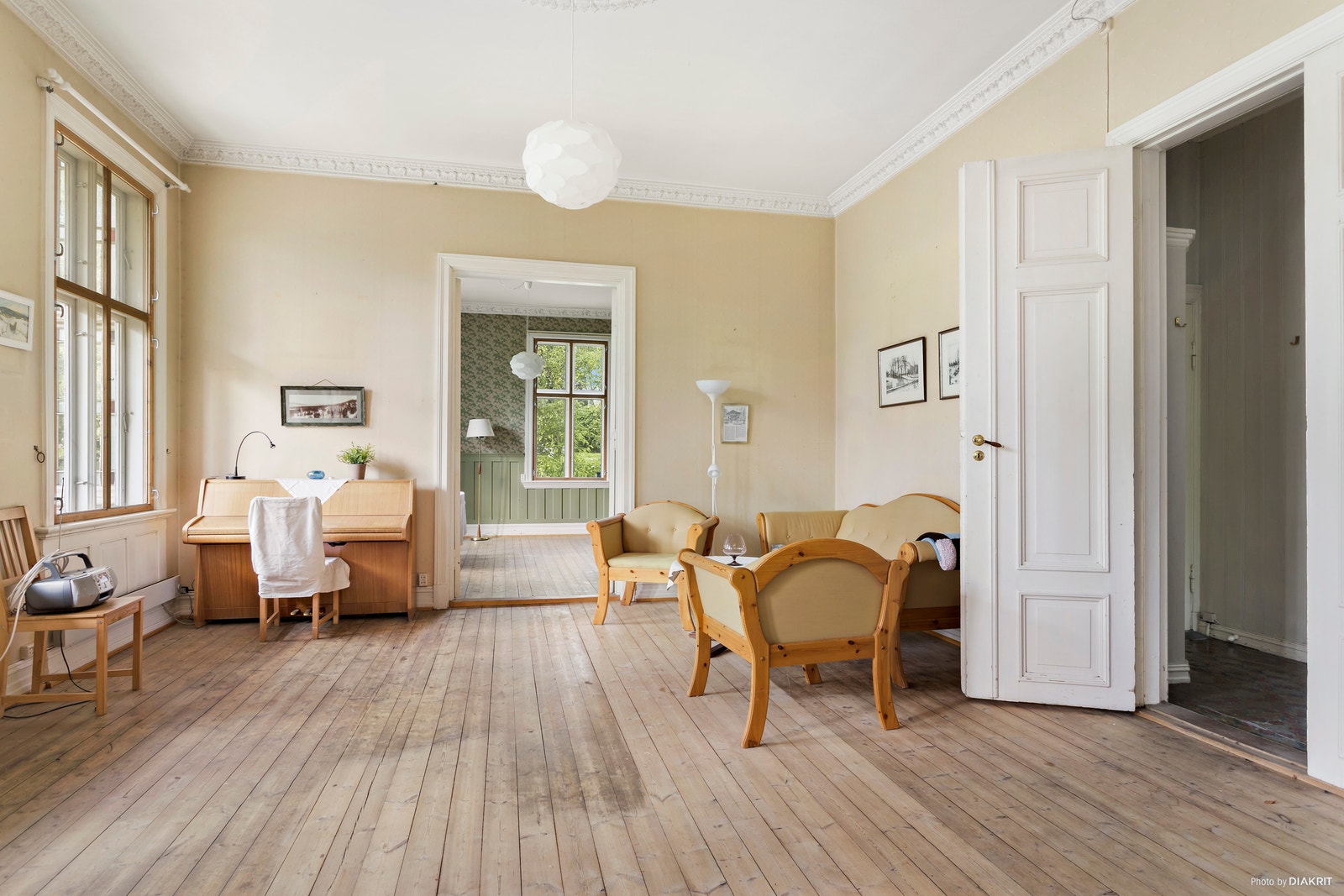 Sveitservilla - 1. etasje i tomannsboligen. Galleribilde