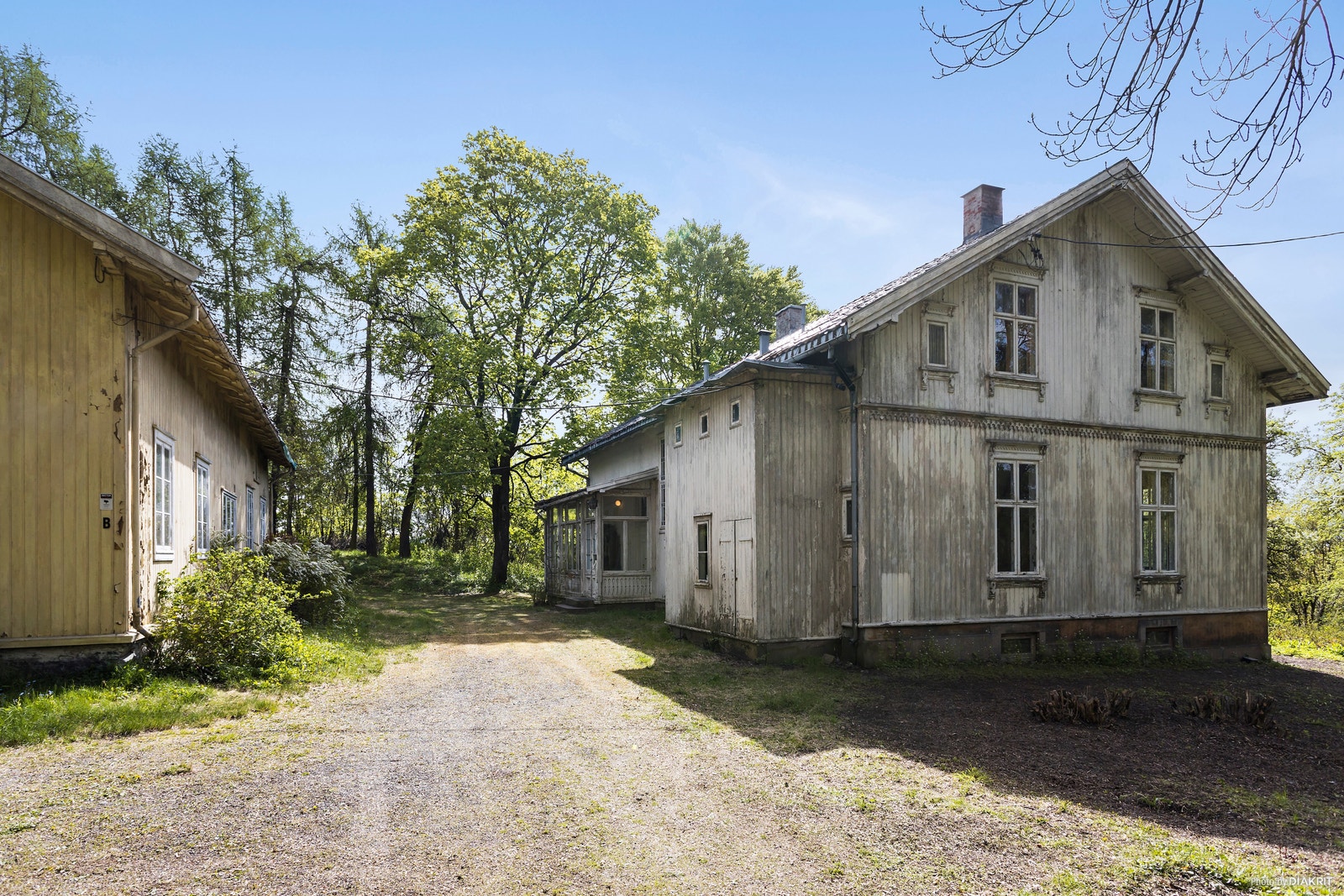 På eiendommen stå en sveitservilla som benyttes som en tomannsbolig og et sidebygg som benyttes som en enebolig. Galleribilde