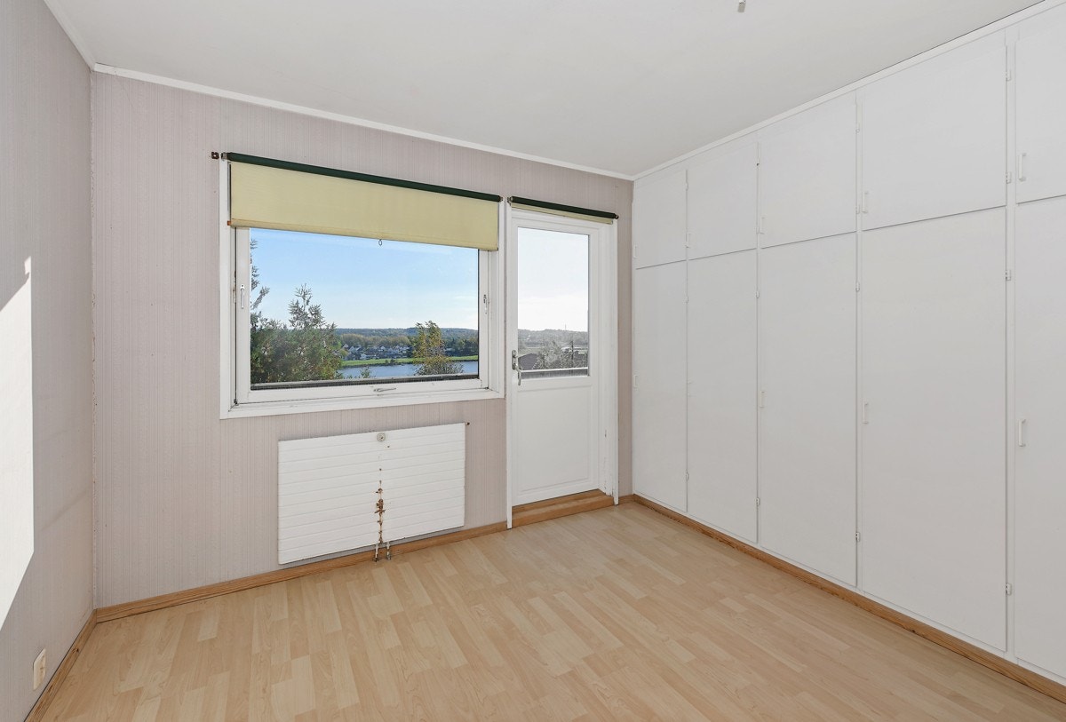 Godt med garderobeskap, og utgang til lufteveranda. Galleribilde