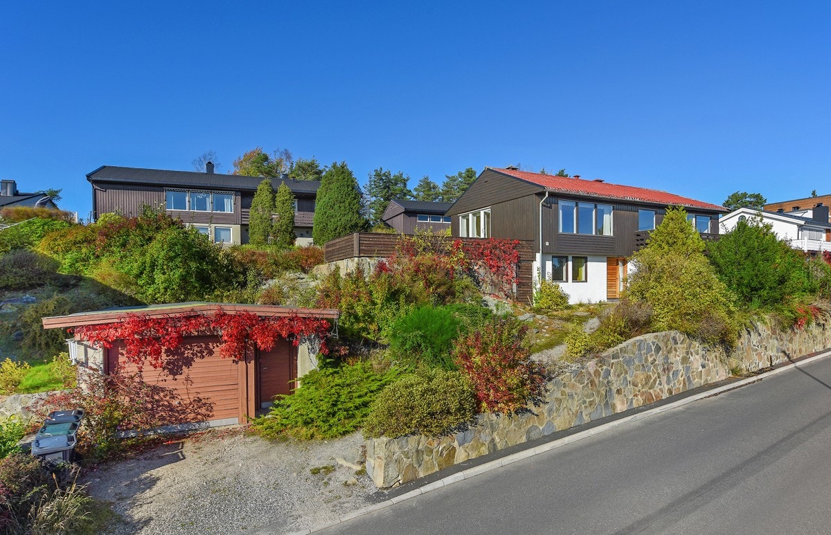 Fra eiendommen er det kort gangavstand til bl.a. skole, butikk og lysløype. Galleribilde