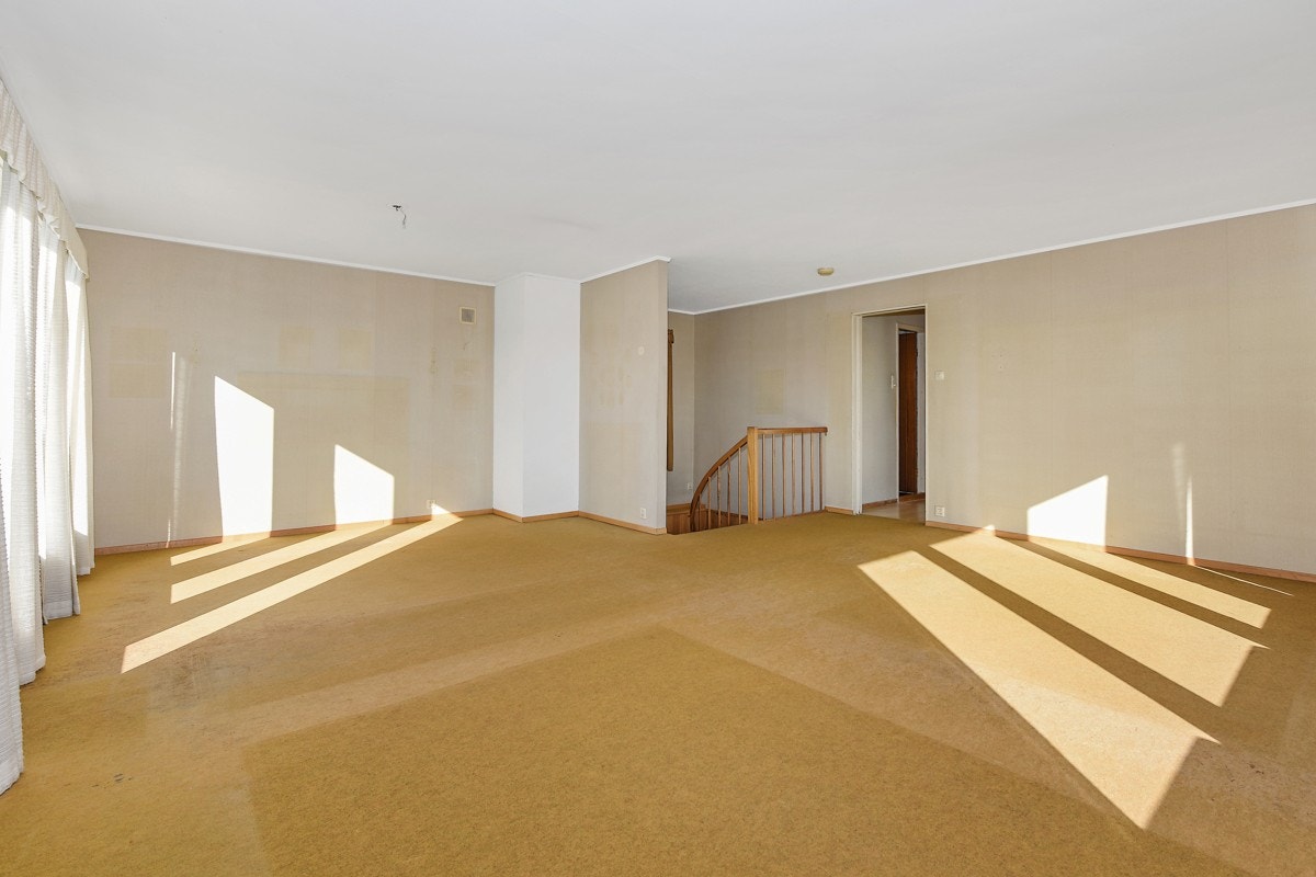 Fra stuen er det utgang til markterrassen på sydsiden av huset. Galleribilde