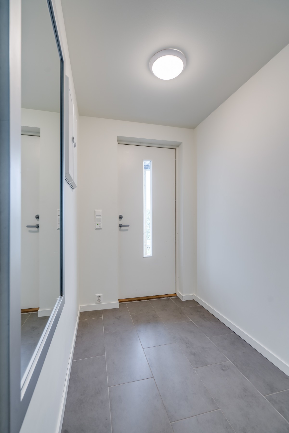 Velkommen inn! Flislagt entré med varme i gulv