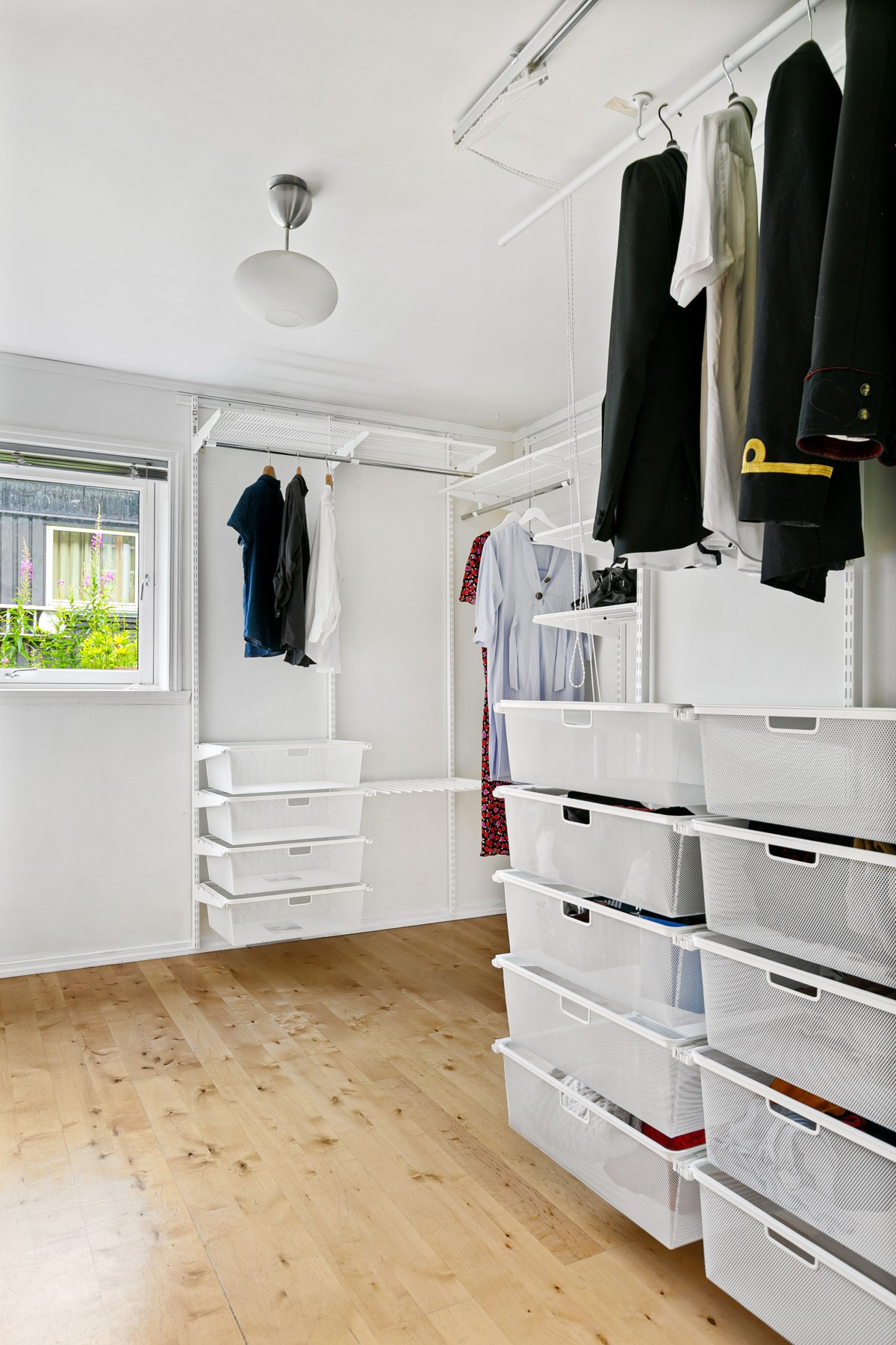Soverom 3 benyttes i dag som et walk-in-closet - Her er det god plass til oppbevaring