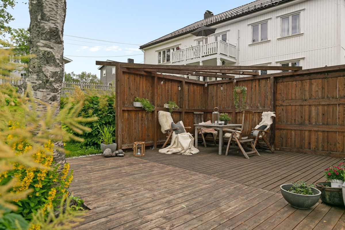 Fra stue er det direkte utgang til lun "bakgård"