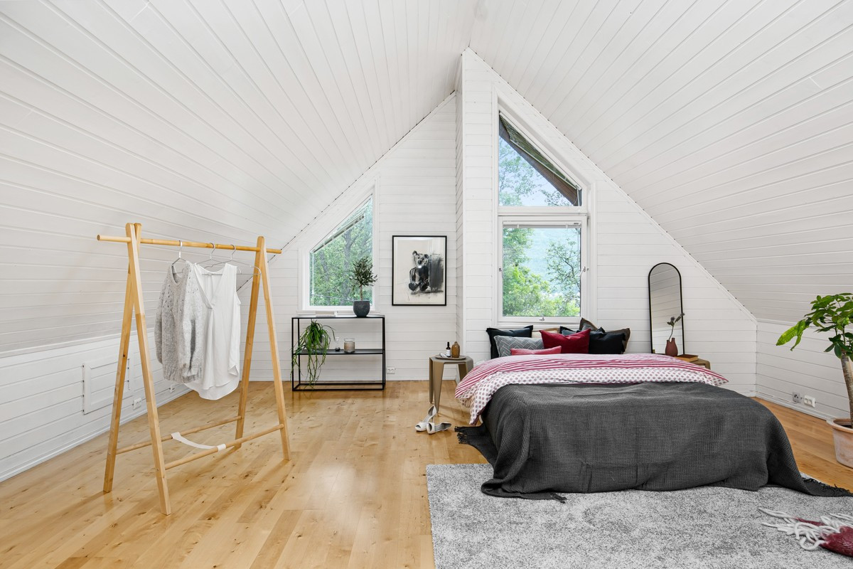 Boligen har en romslig loftstue i 3. etasje