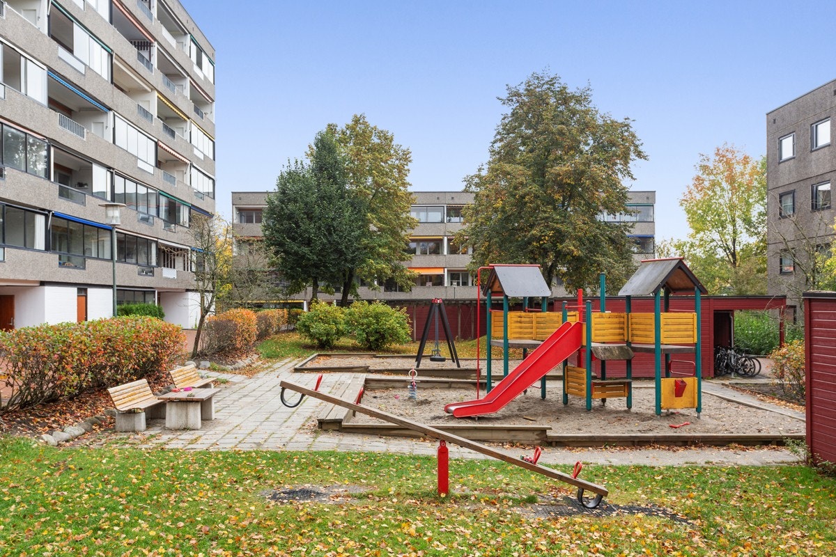 Hyggelig uteområde med lekeplasser Galleribilde