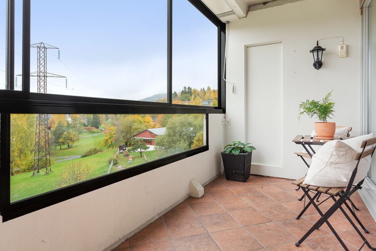 Balkong med utsikt over flotte grøntområder Galleribilde