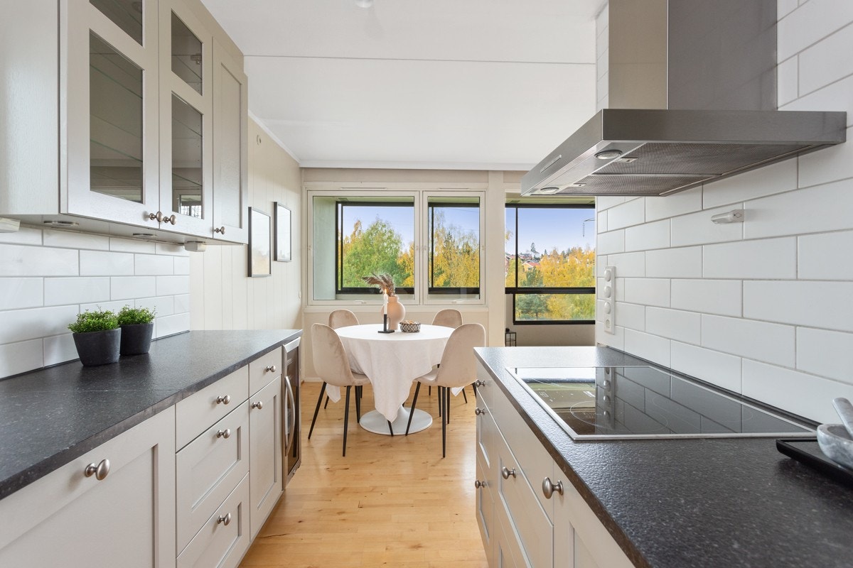 Åpen kjøkkent inn mot hyggelig stue Galleribilde