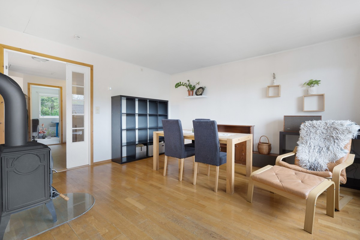 Stor stue med god plass til spisebord og annet møblement