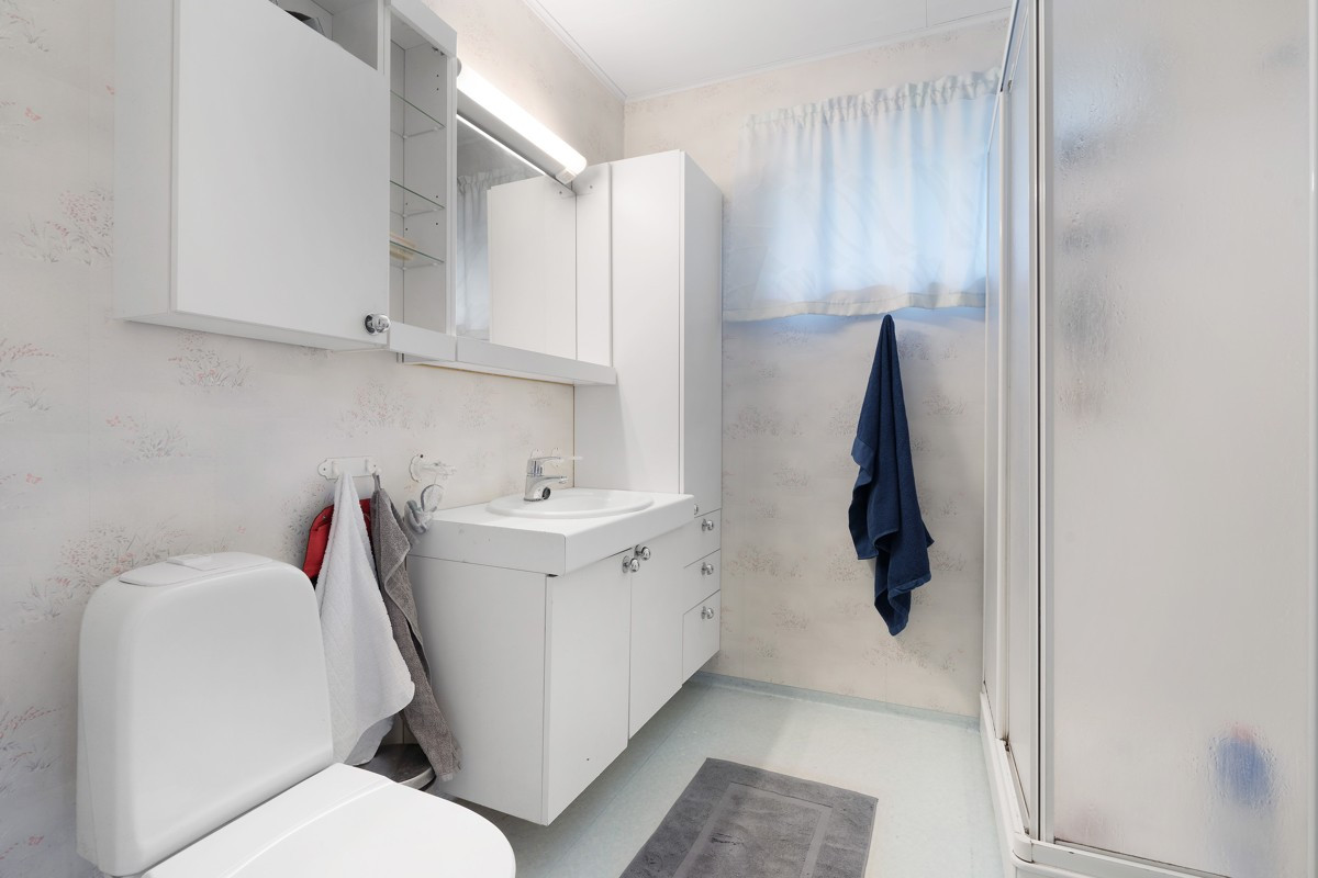 På badet er det satt inn nytt dusjkabinett