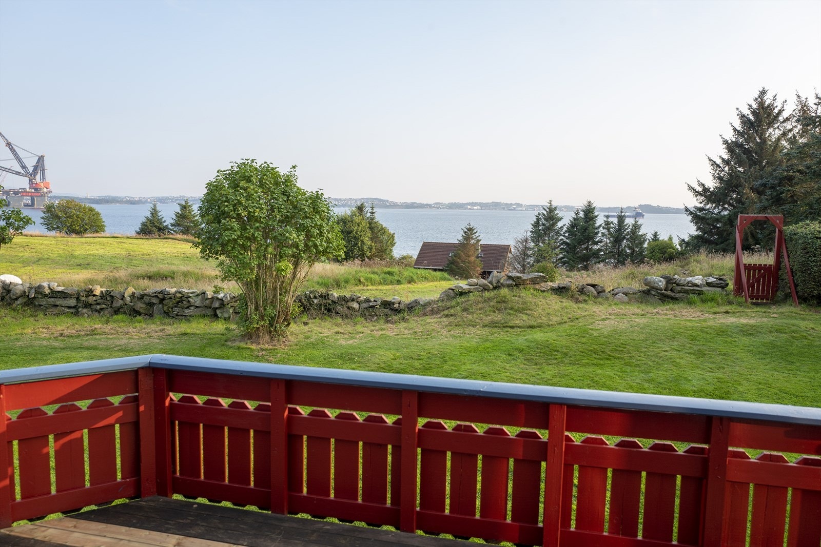 Idyllisk, rommelig og skjermet veranda med nydelig utsikt til sjø og holmer. Stor tomt på over 1.3 mål. Galleribilde