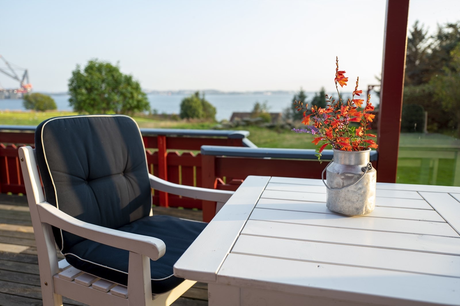 Rommelig og skjermet veranda med nydelig utsikt til sjø og holmer. Galleribilde