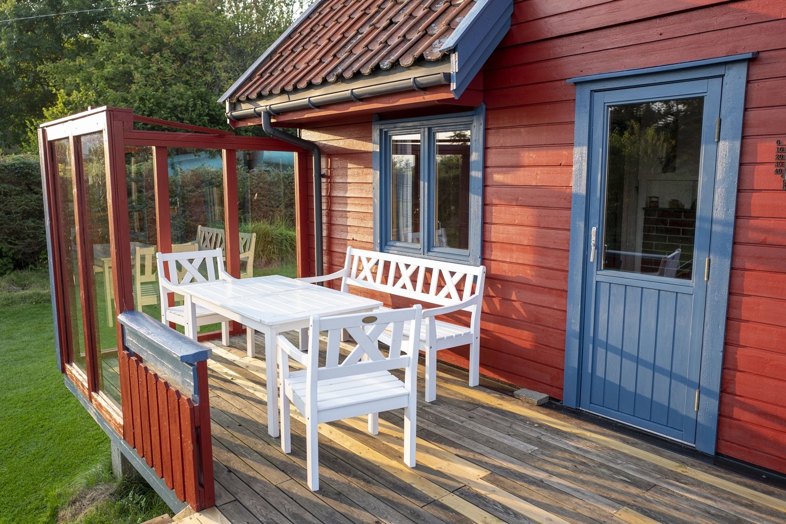 Rommelig og skjermet veranda med nydelig utsikt til sjø og holmer. Galleribilde