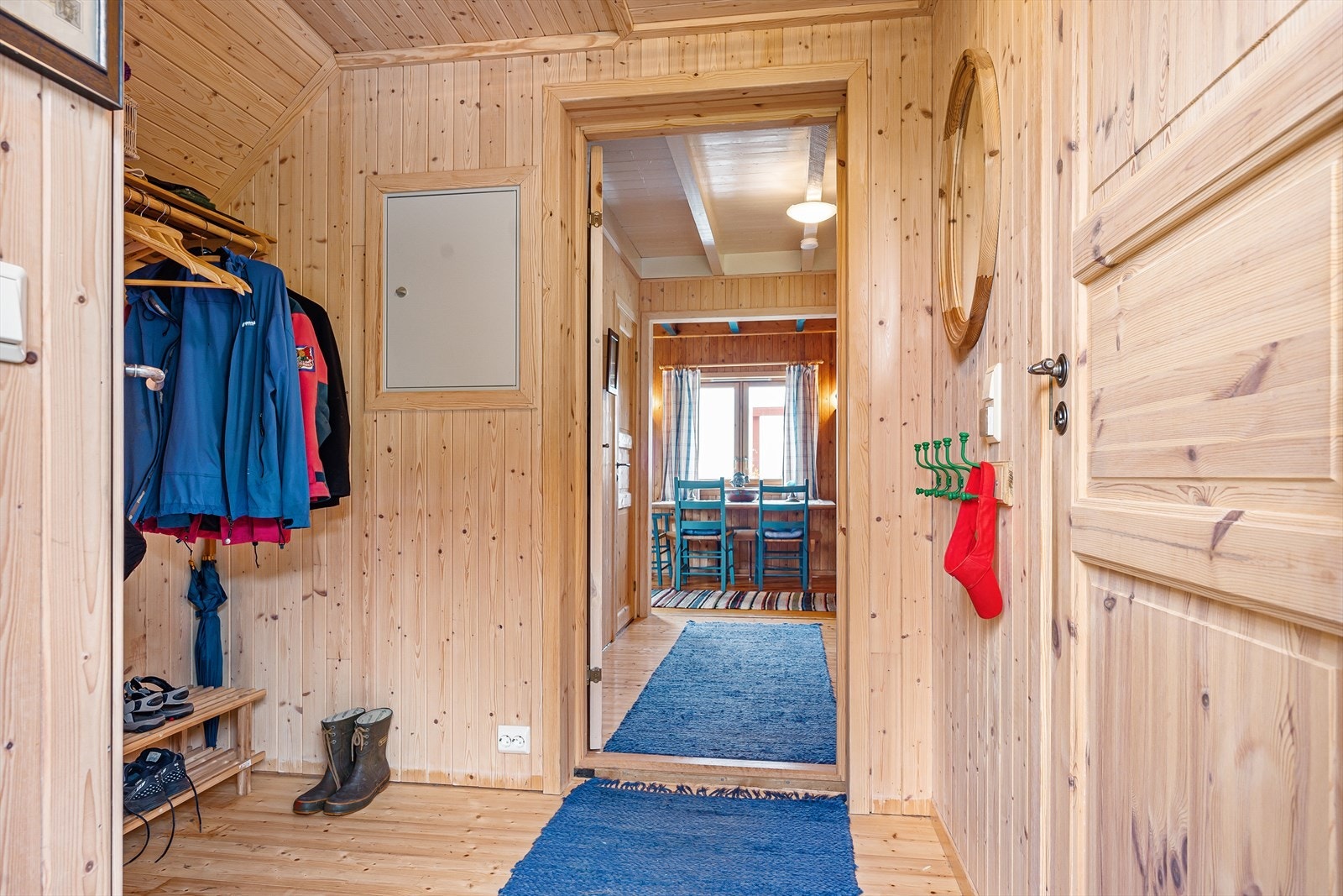 Gang med god garderobeløsning Galleribilde