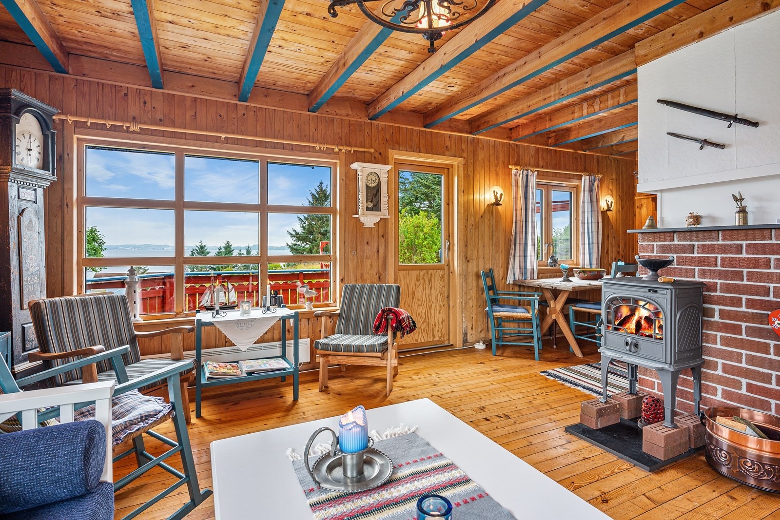 Stue med vedovn Galleribilde