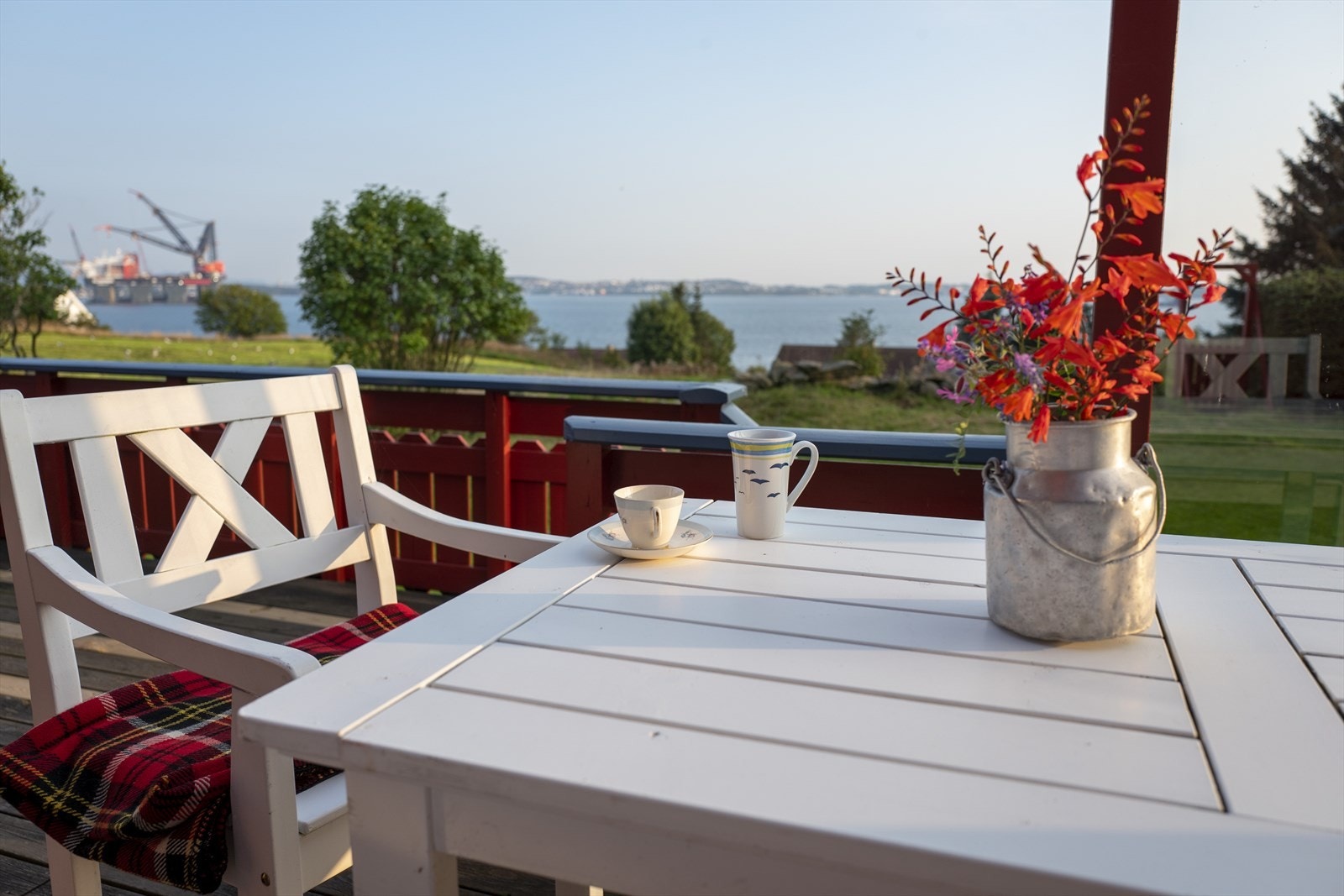 Rommelig og skjermet veranda med nydelig utsikt til sjø og holmer. Galleribilde