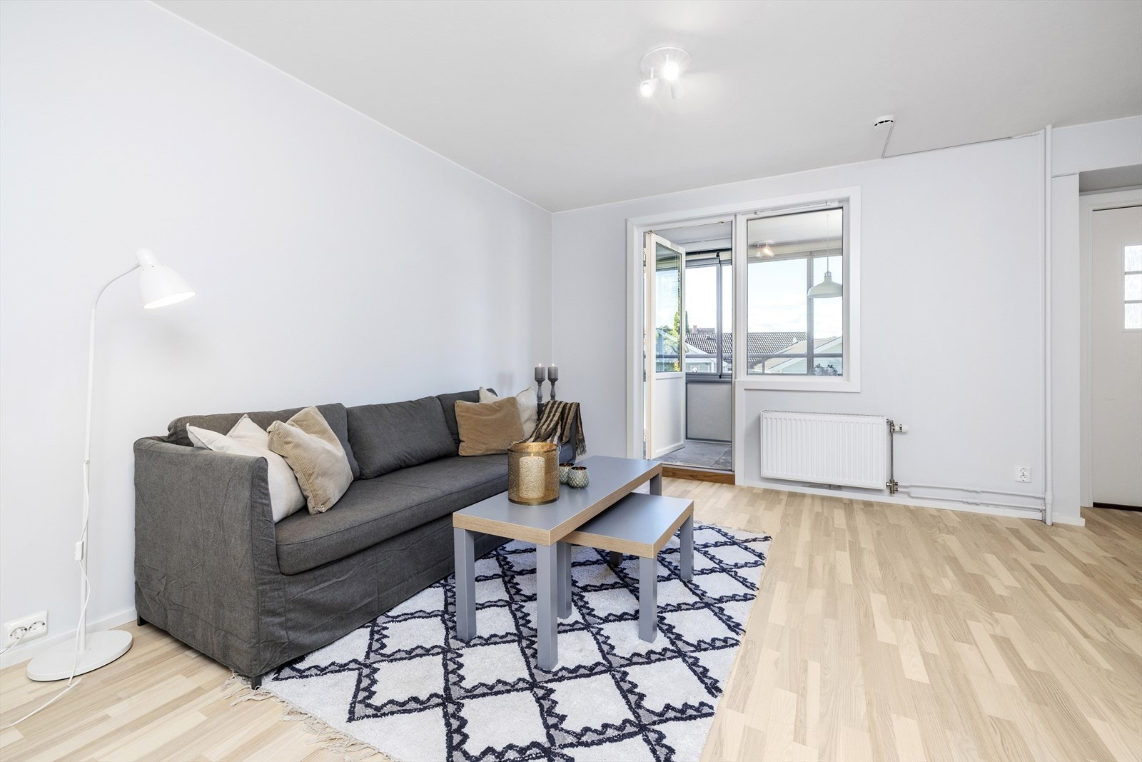 Stue og innglasset balkong vegg i vegg Galleribilde