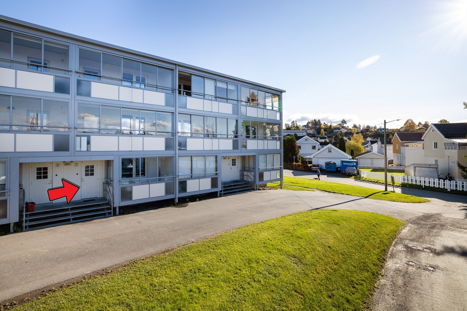 Egen inngang fra bakkeplan Galleribilde