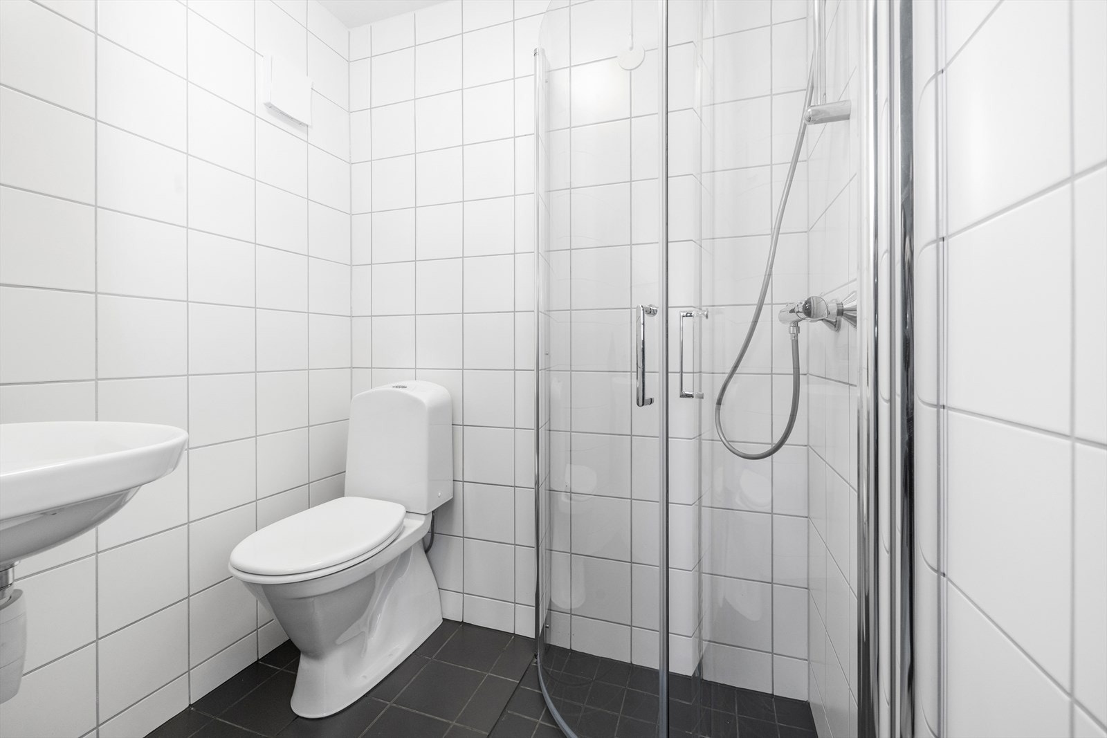 Praktisk med svingbare dusjdører Galleribilde