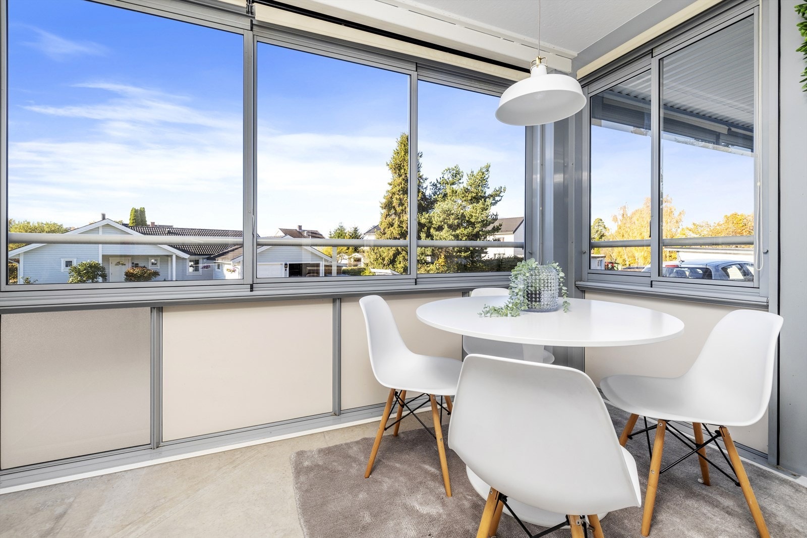 Romslig innglasset balkong med god solforhold og fritt utsyn Galleribilde