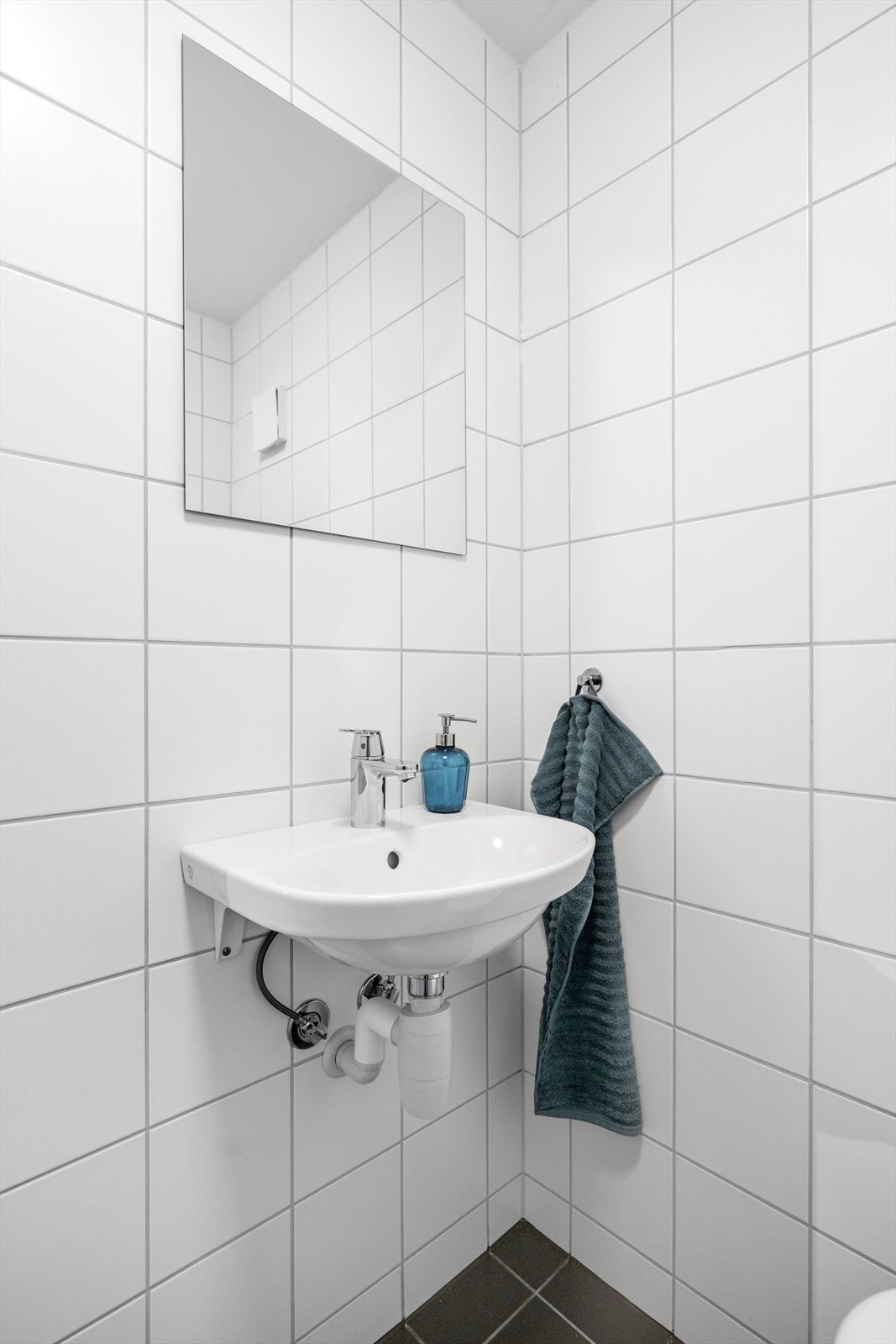 Servant med speil over, her kan det være praktisk med skap på vegg og oppunder tak for å få best mulig gulvflate Galleribilde