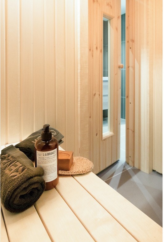 Hytta har badstu med inngang fra badet. Mørke grå fliser på gulv. Galleribilde