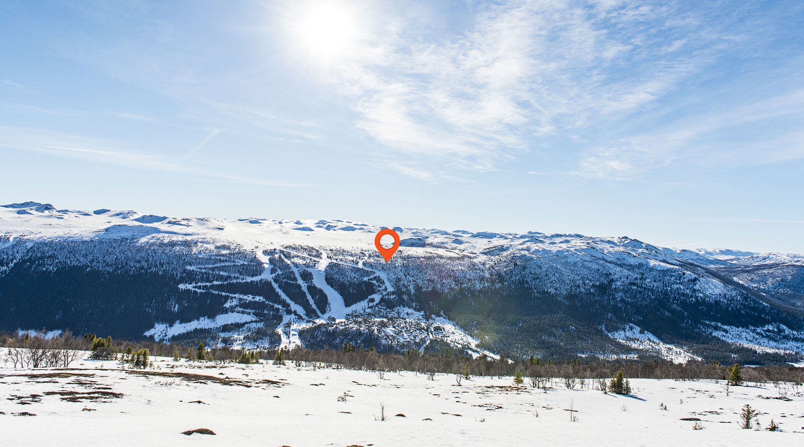 Plassering av hytta. Sett mot Uvdal Skisenter, fra andre siden av dalen. Galleribilde