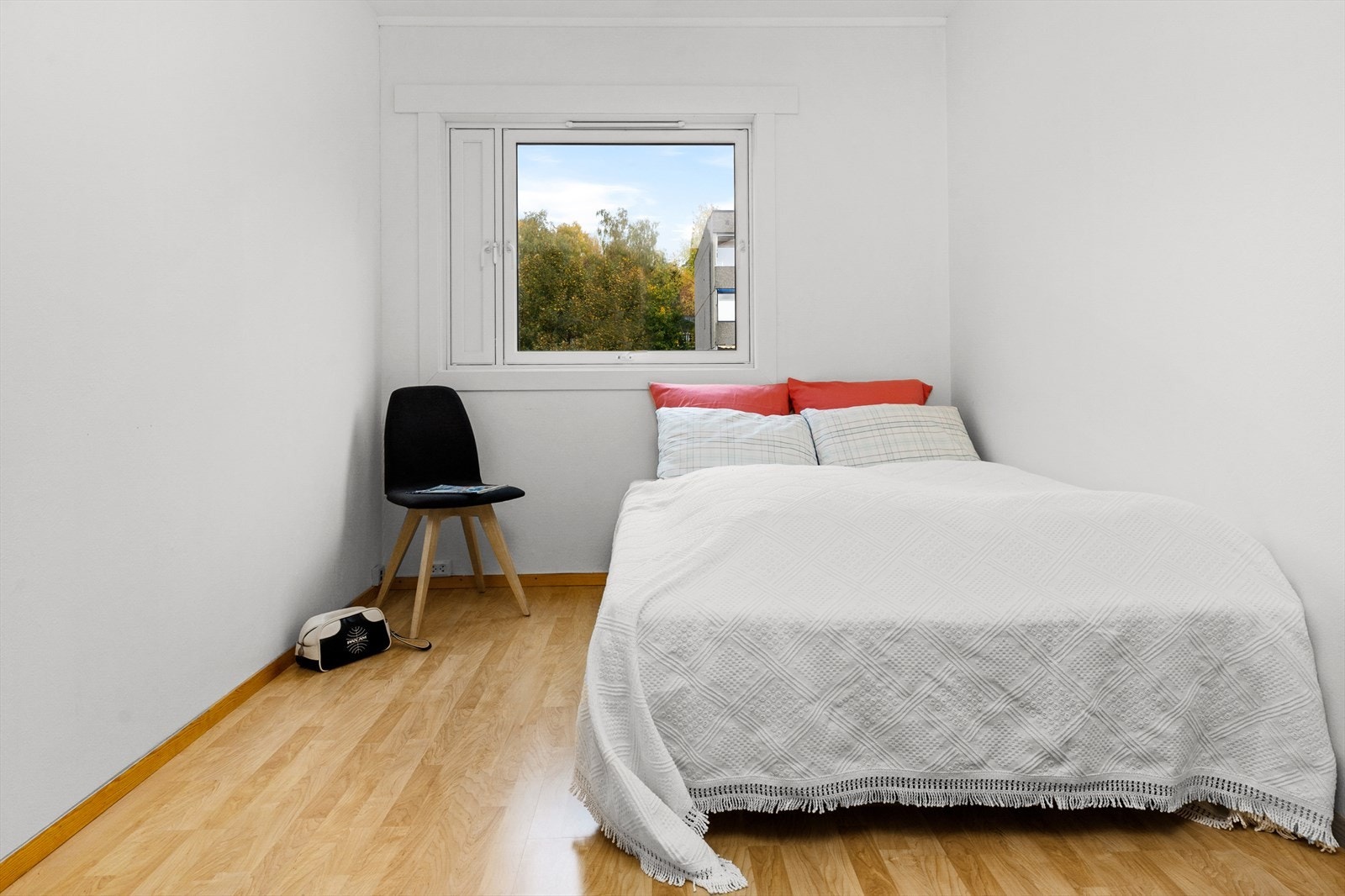 Soverom 2 har plass til både seng og garderobe og egner seg godt som gjesterom, kontor, barnerom m.m. Galleribilde