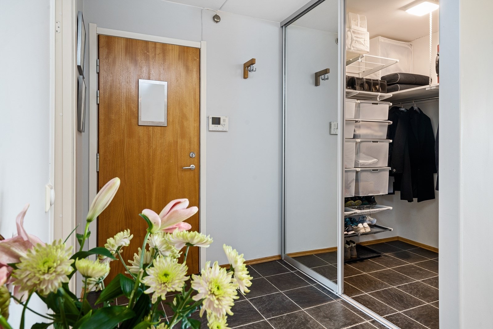 Entréen med dyp skyvedørsgarderobe/bod med mulighet til å henge fra seg yttertøy. Galleribilde