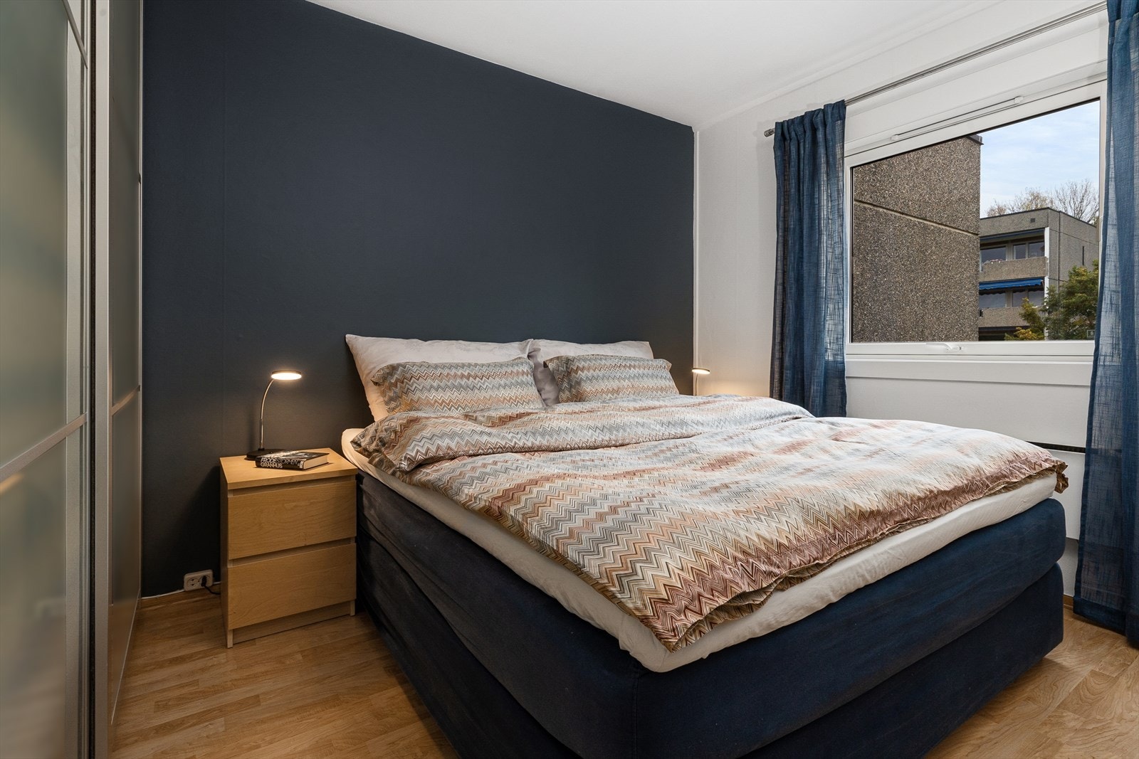 Hovedsoverom med god plass til dobbeltseng og medfølgende garderobeskap. Galleribilde