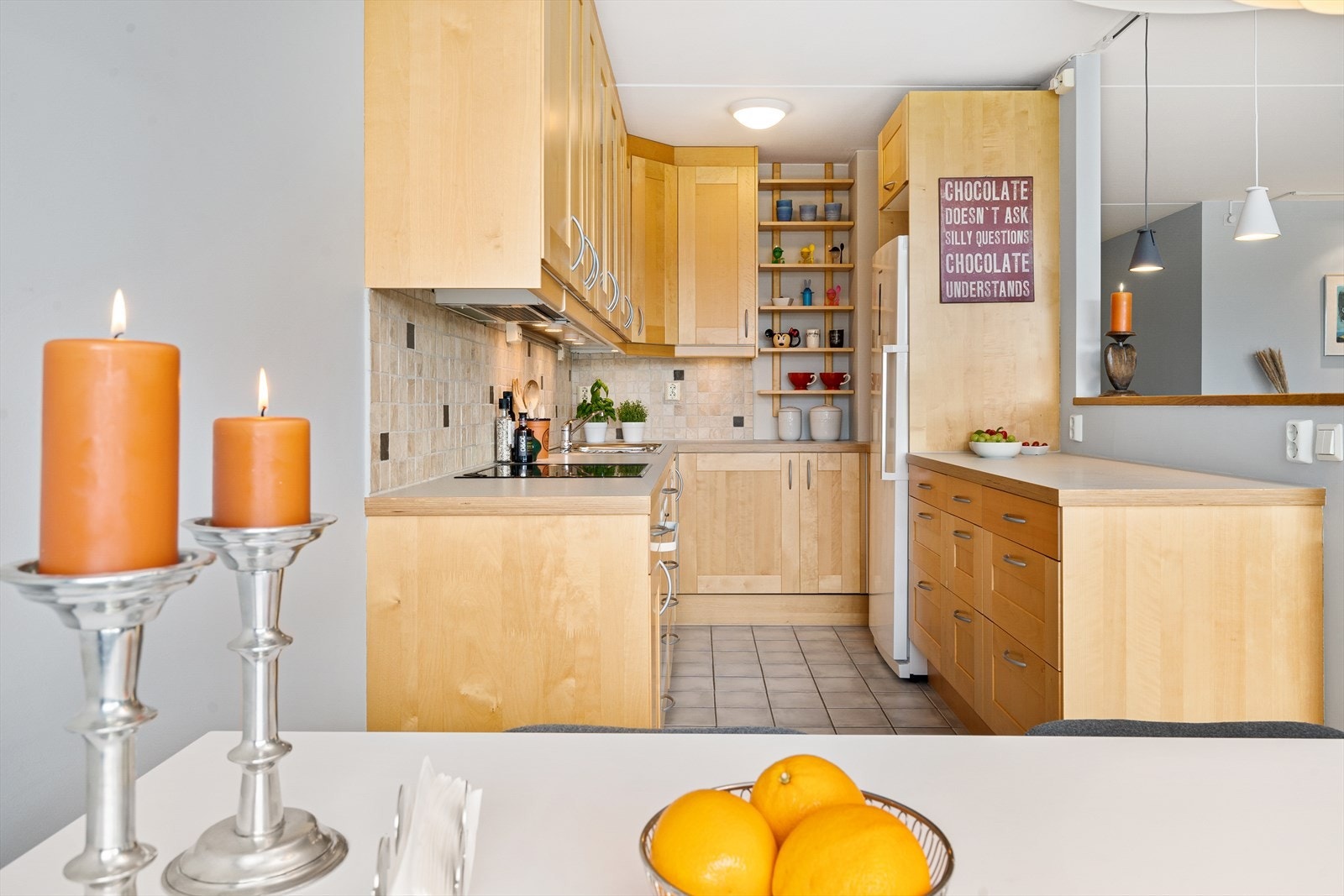 Godt med benk- og skapplass på kjøkkenet Galleribilde