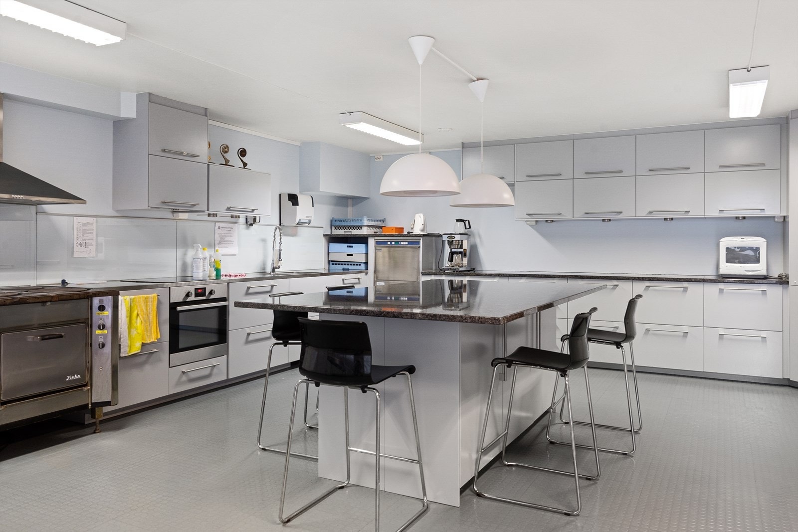 Lokalene består at et velutstyrt kjøkken med alt du behøver av servise/bestikk og utstyr for en større forsamling. Galleribilde