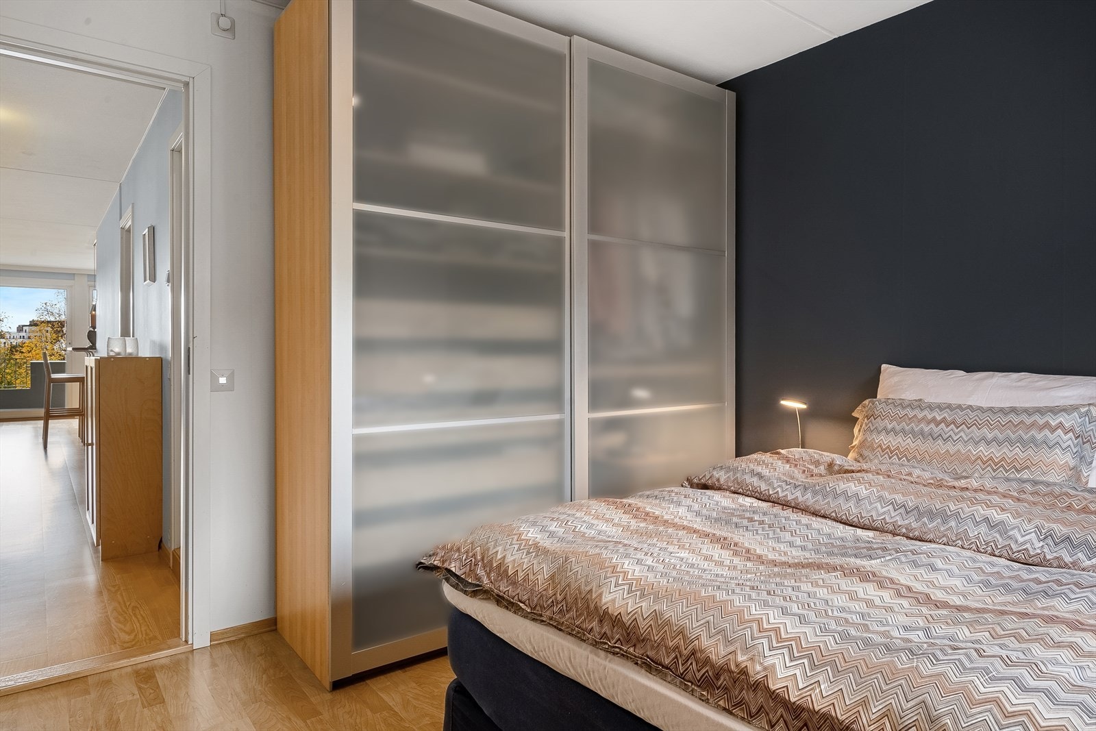 God plass til oppbevaring i stor skyvedørsgarderobe Galleribilde