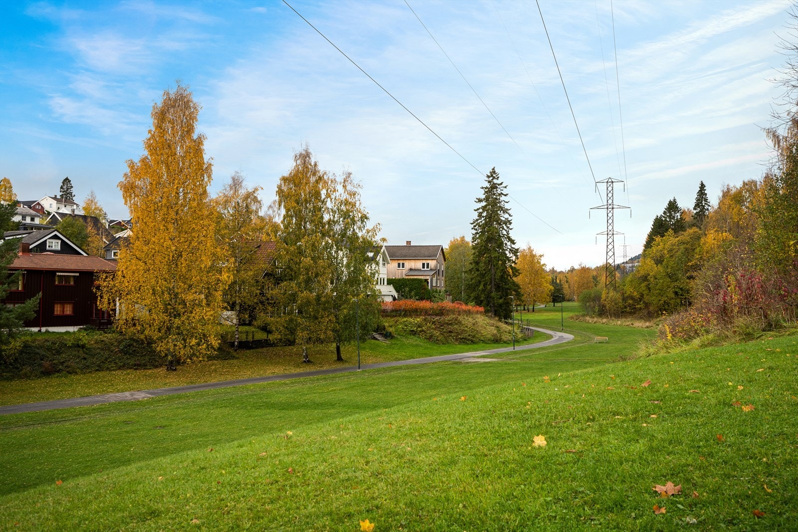 Flotte turområder som bl.a Mærradalen like ved. Høyspentledningene skal bli lagt ned i bakken ila ca 1 års tid. Galleribilde