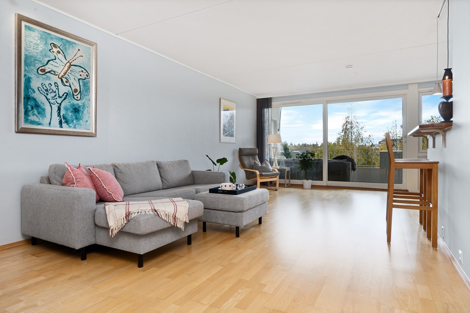 Lys og flott stue med utgang til syd-vestvendt balkong Galleribilde