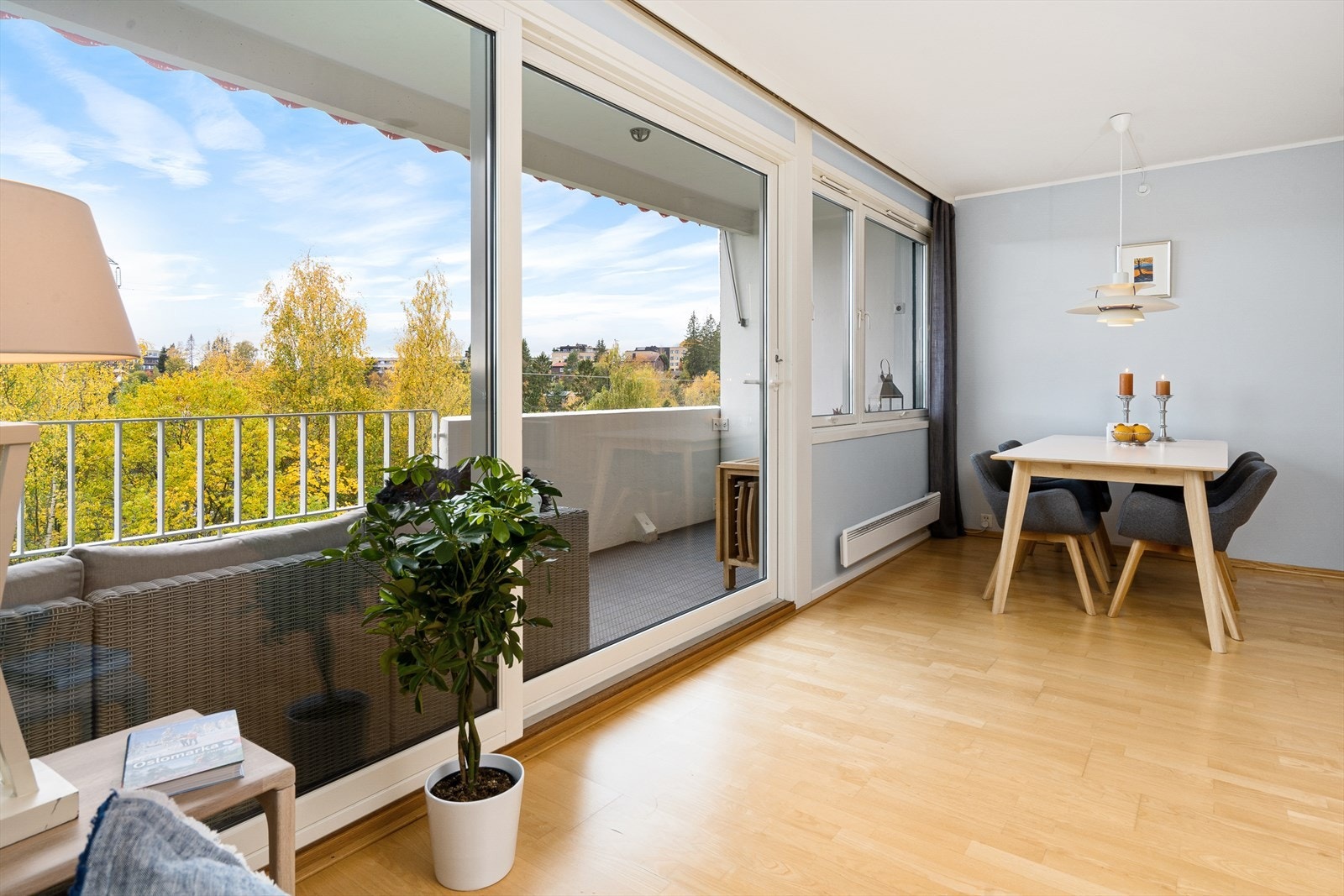 Meget lys og romslig stue med god plass til stor sofagruppe og spisebord. Galleribilde