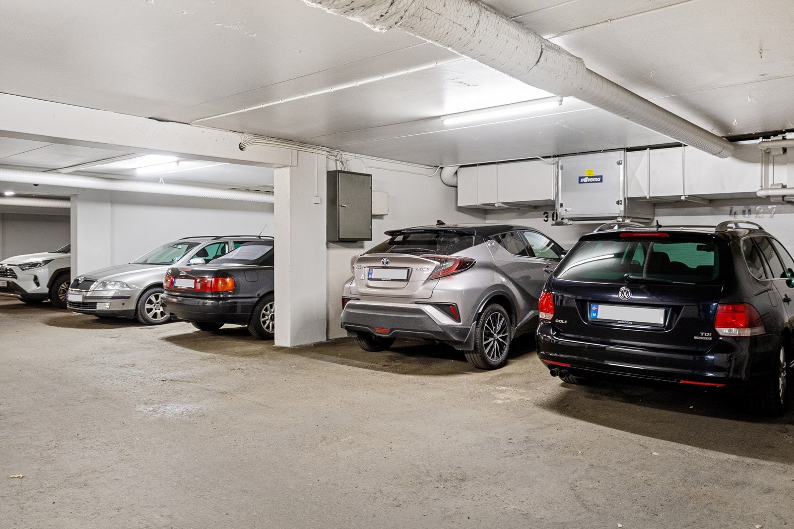 Leiligheten disponerer en garasjeplass i byggets kjeller. Månedlig leie for garasjeplass er kr 170,- og dekkes gjennom fellesutgiftene. Galleribilde