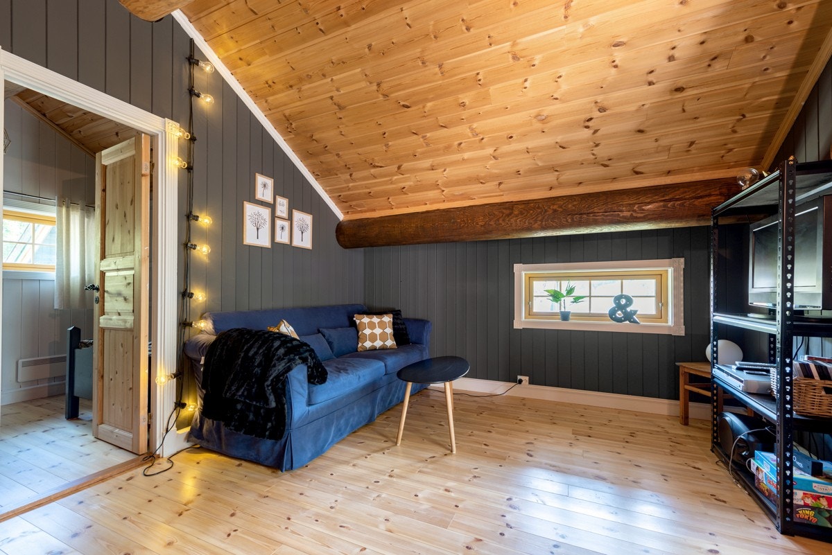 Innredet stue og soverom over garasje. Galleribilde