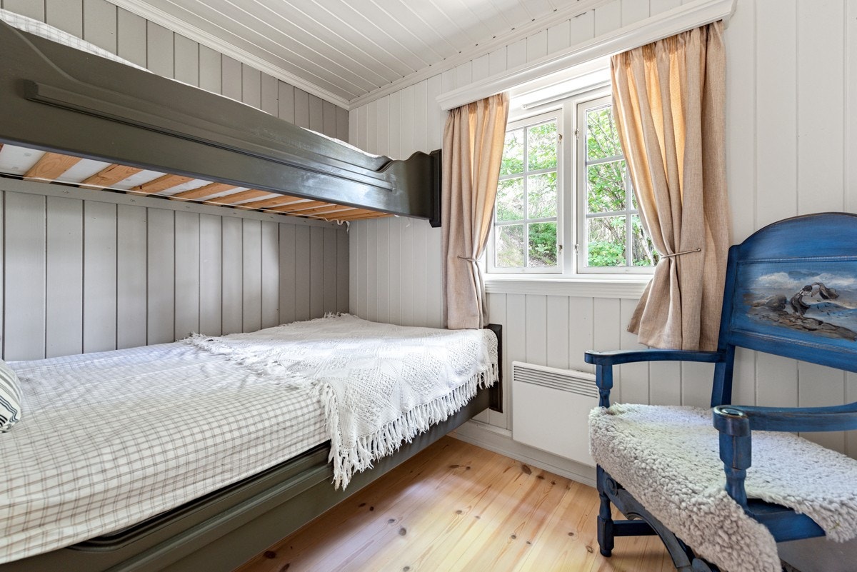 Det ene soverommet har plassbygget familiekøyeseng. Galleribilde