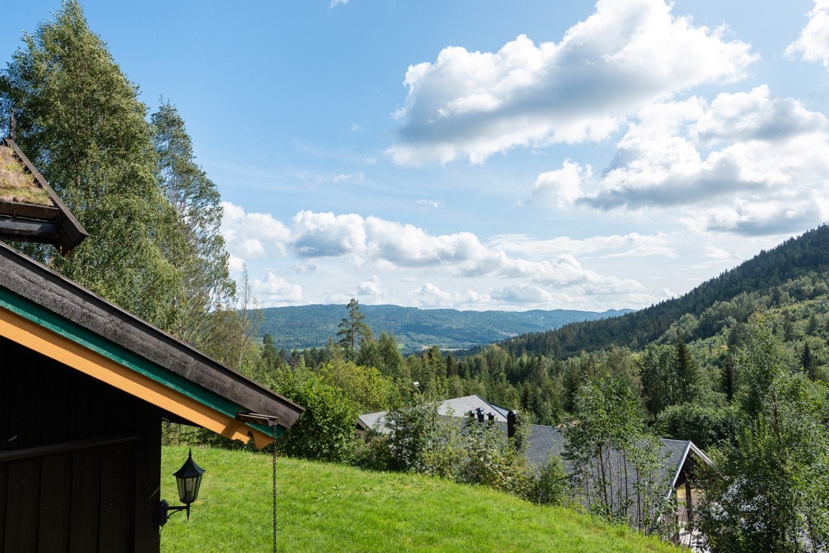 Fra hytta har man fin utsikt mot sørøst nedover Lågendalen og mot sørvest mot skisenteret Galleribilde